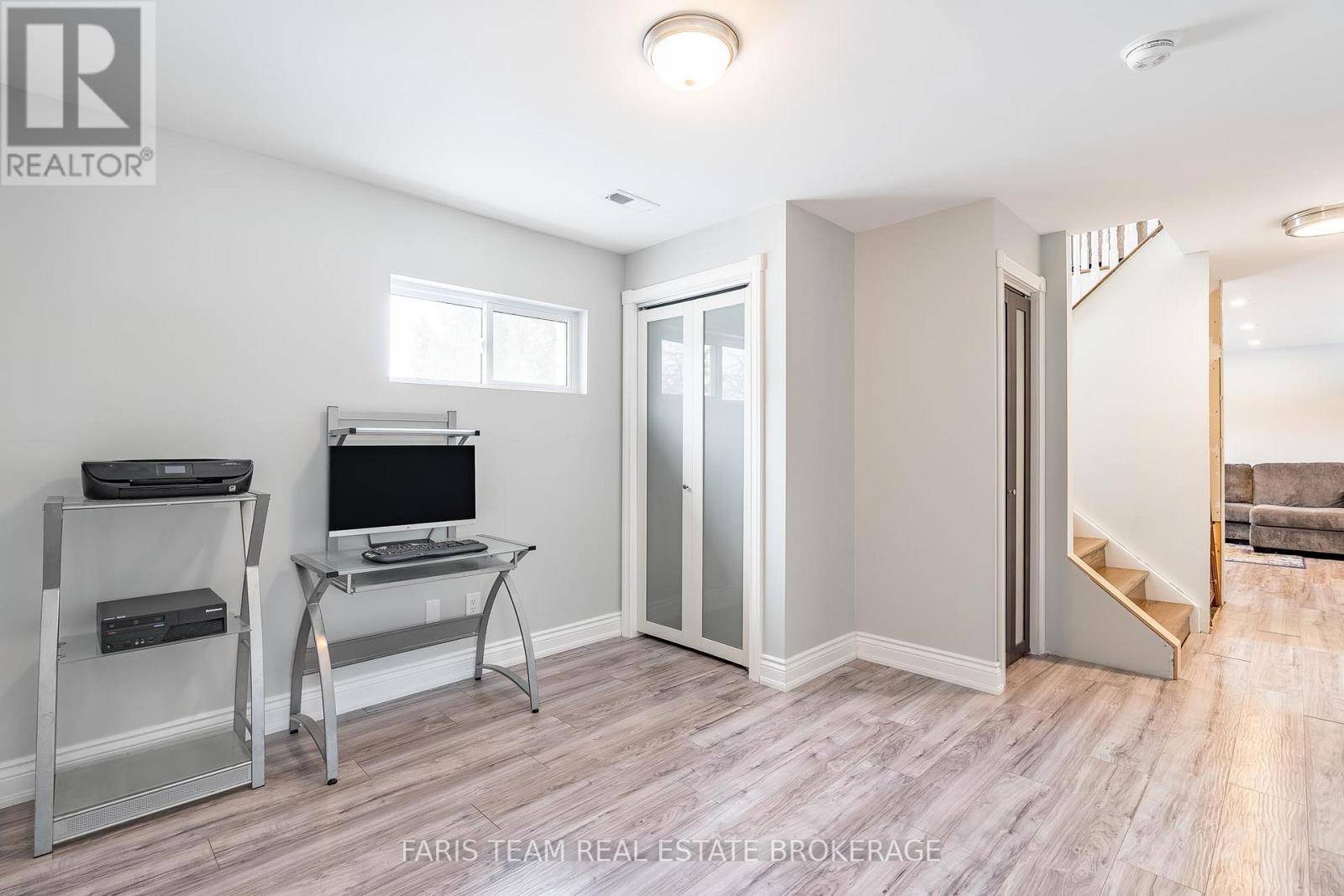 10 Surrey Lane, Clearview (New Lowell), Ontario  L0M 1N0 - Photo 25 - S12869712