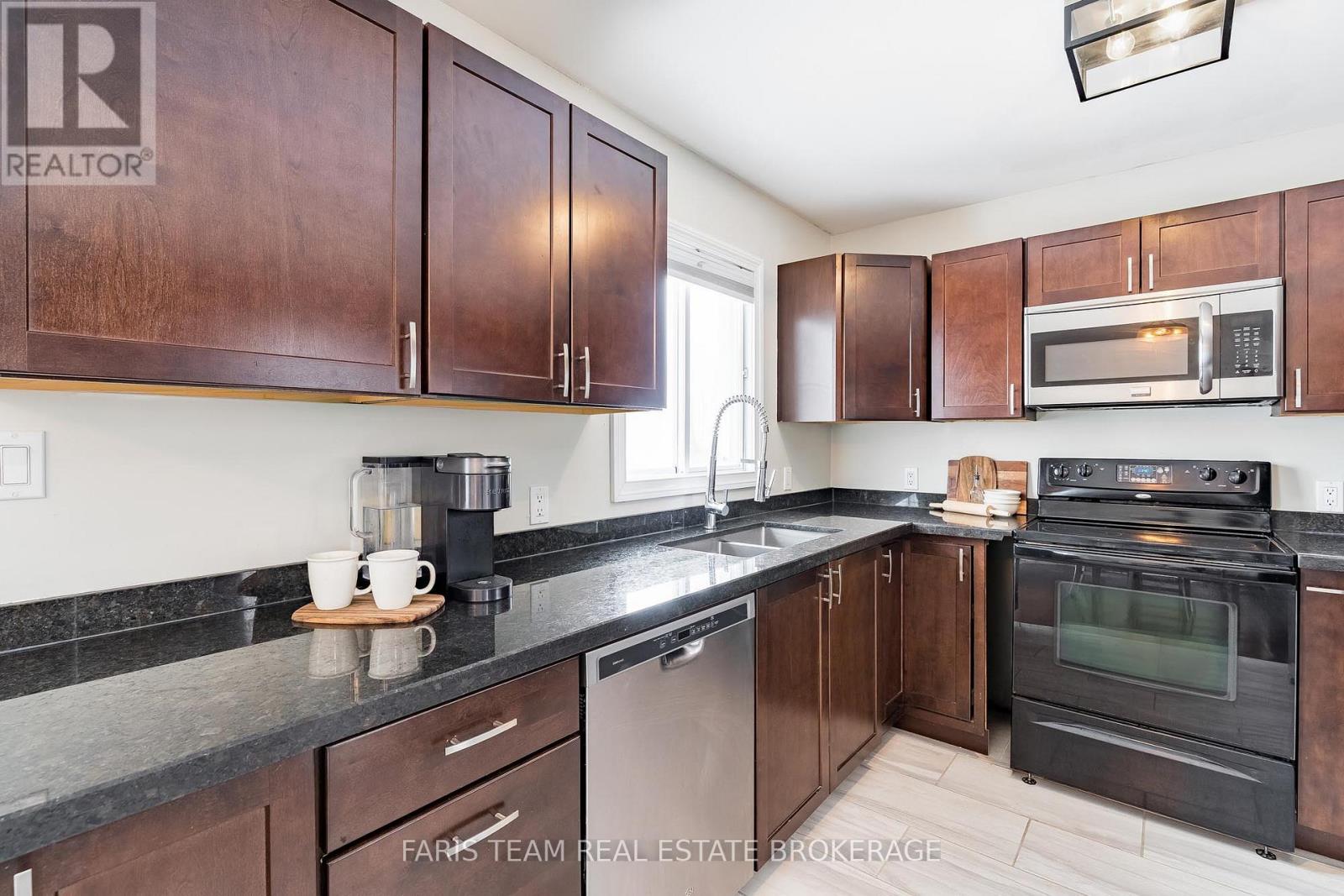 10 Surrey Lane, Clearview (New Lowell), Ontario  L0M 1N0 - Photo 5 - S12869712