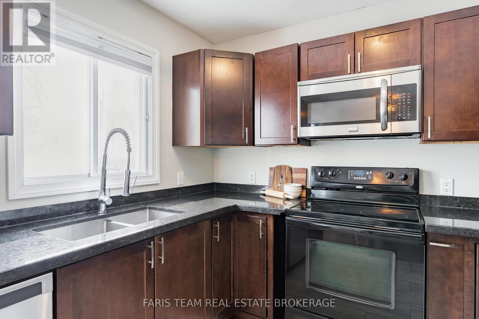 10 Surrey Lane, Clearview (New Lowell), Ontario  L0M 1N0 - Photo 6 - S12869712