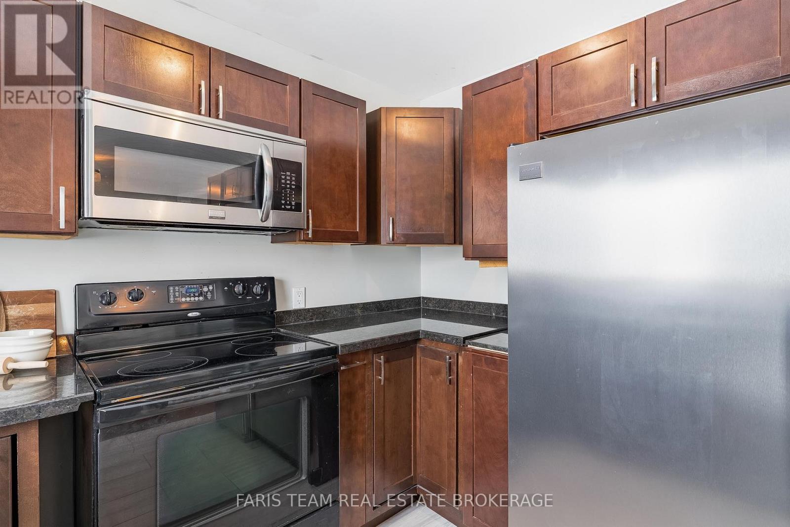 10 Surrey Lane, Clearview (New Lowell), Ontario  L0M 1N0 - Photo 7 - S12869712