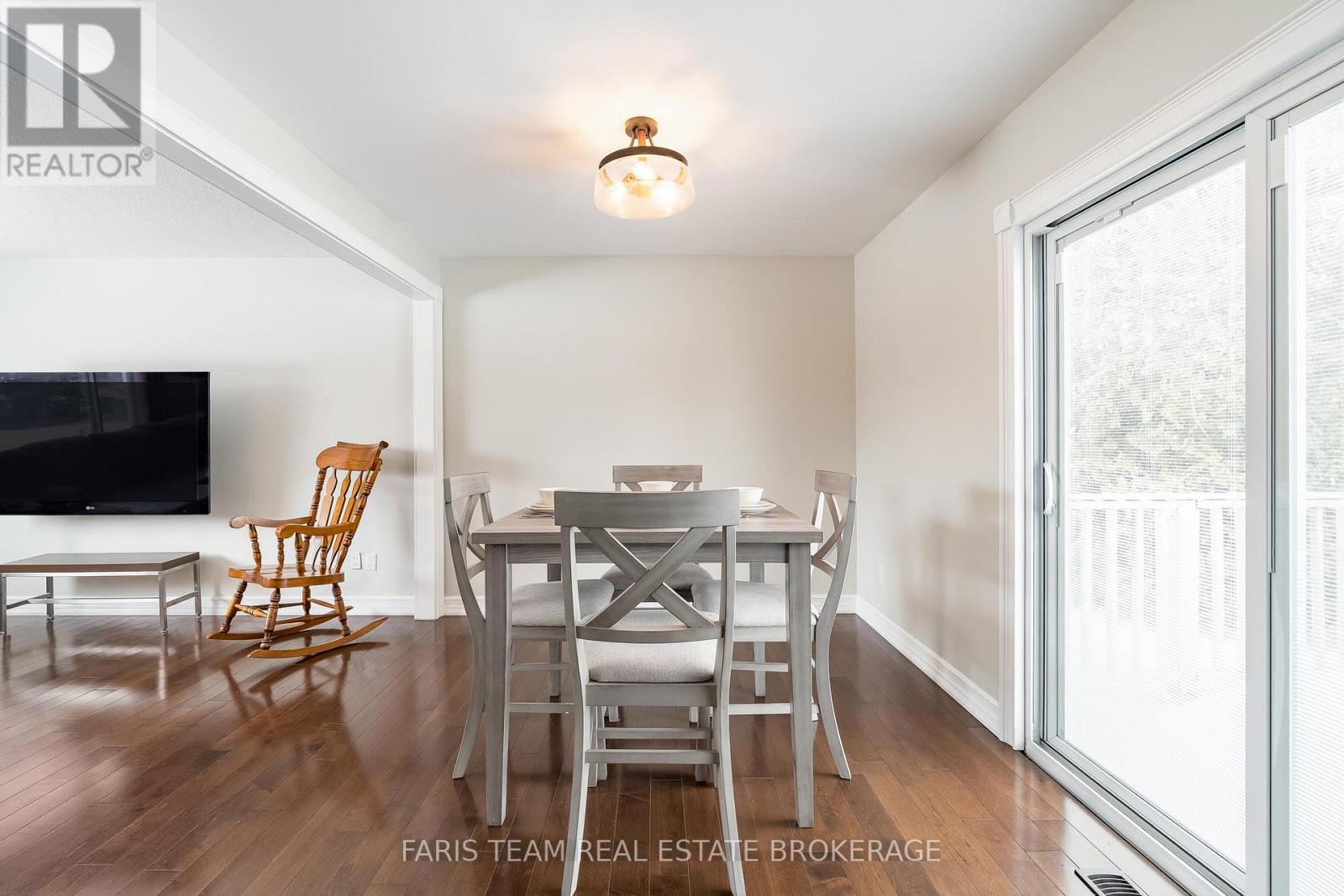 10 Surrey Lane, Clearview (New Lowell), Ontario  L0M 1N0 - Photo 8 - S12869712