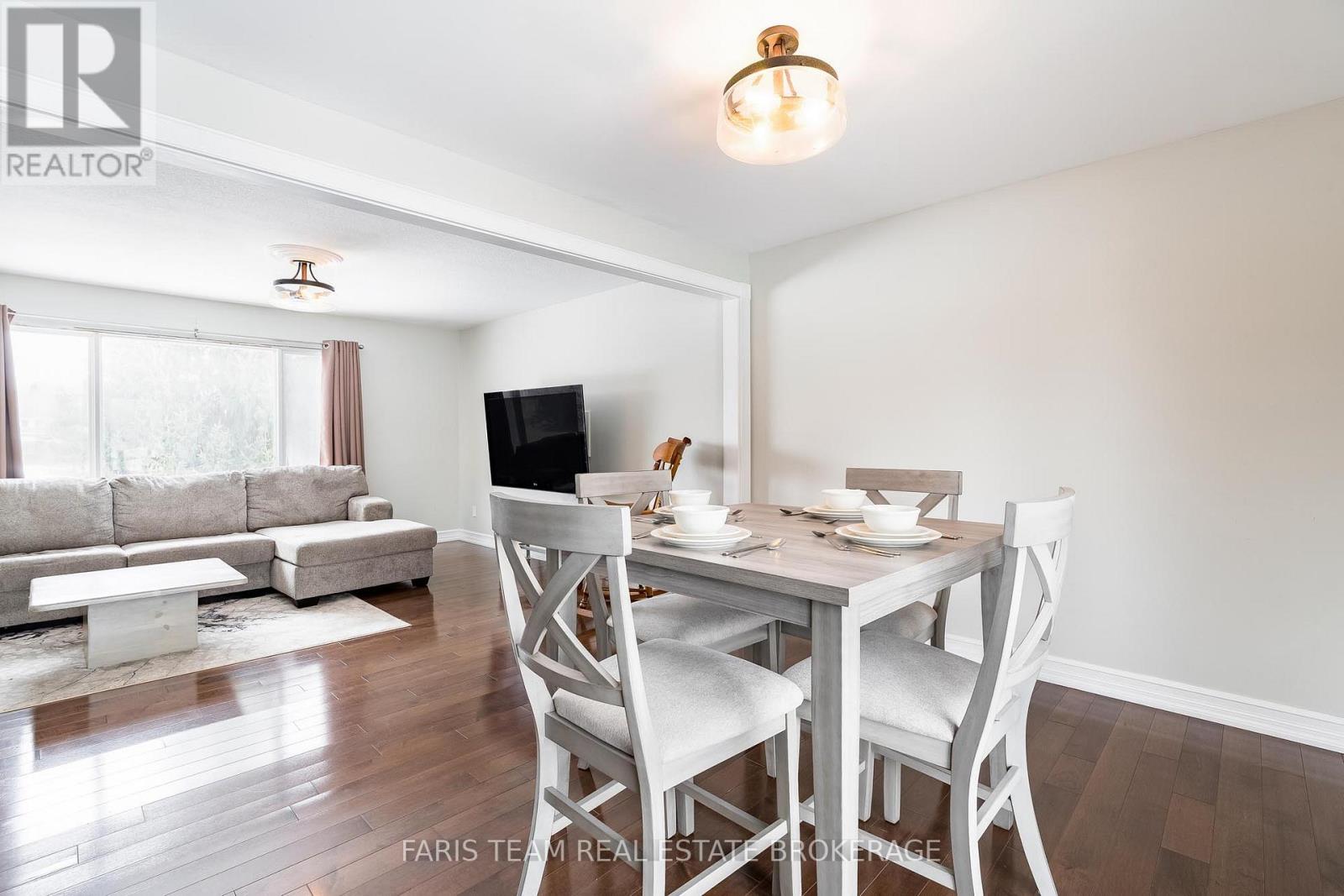 10 Surrey Lane, Clearview (New Lowell), Ontario  L0M 1N0 - Photo 9 - S12869712