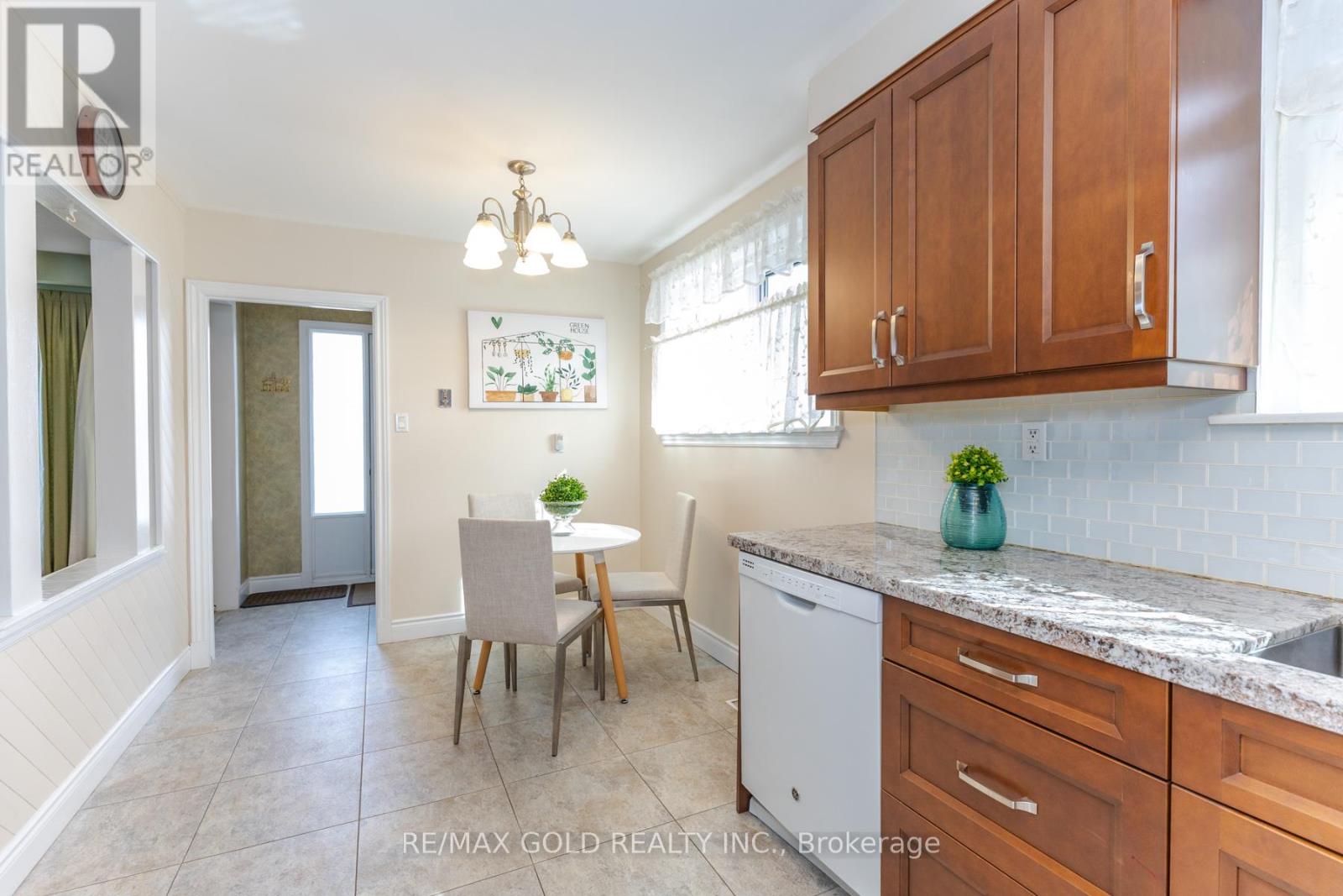 7158 Harwick Drive, Mississauga, Ontario  L4T 3A4 - Photo 12 - W12869586