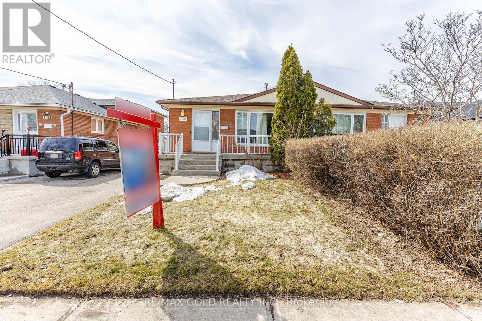 7158 Harwick Drive, Mississauga, Ontario  L4T 3A4 - Photo 3 - W12869586