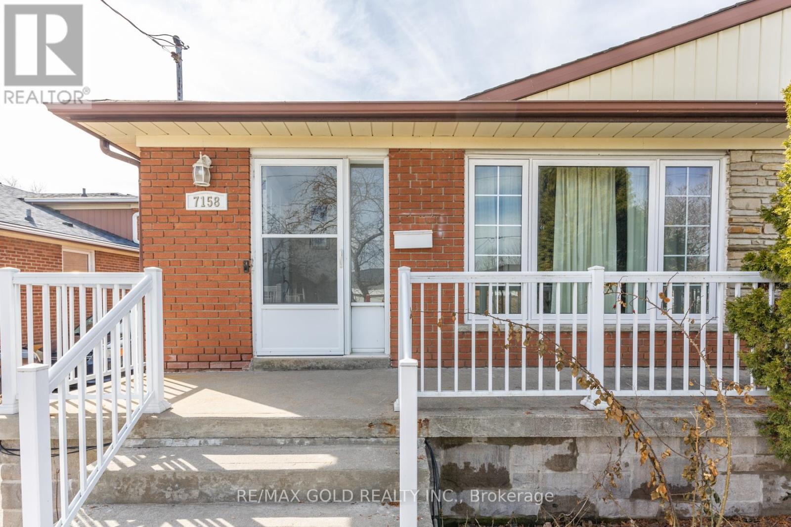 7158 Harwick Drive, Mississauga, Ontario  L4T 3A4 - Photo 4 - W12869586