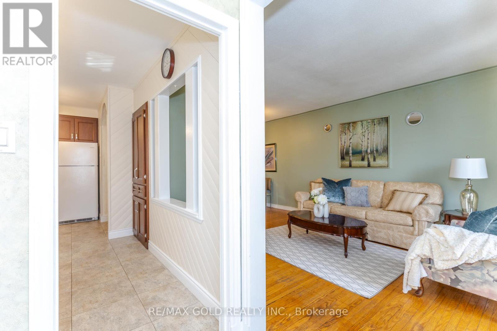 7158 Harwick Drive, Mississauga, Ontario  L4T 3A4 - Photo 7 - W12869586