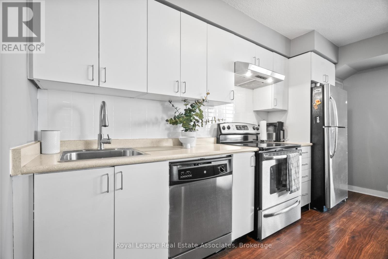 1601 - 155 Legion Road N, Toronto, Ontario  M8Y 0A7 - Photo 10 - W12869692