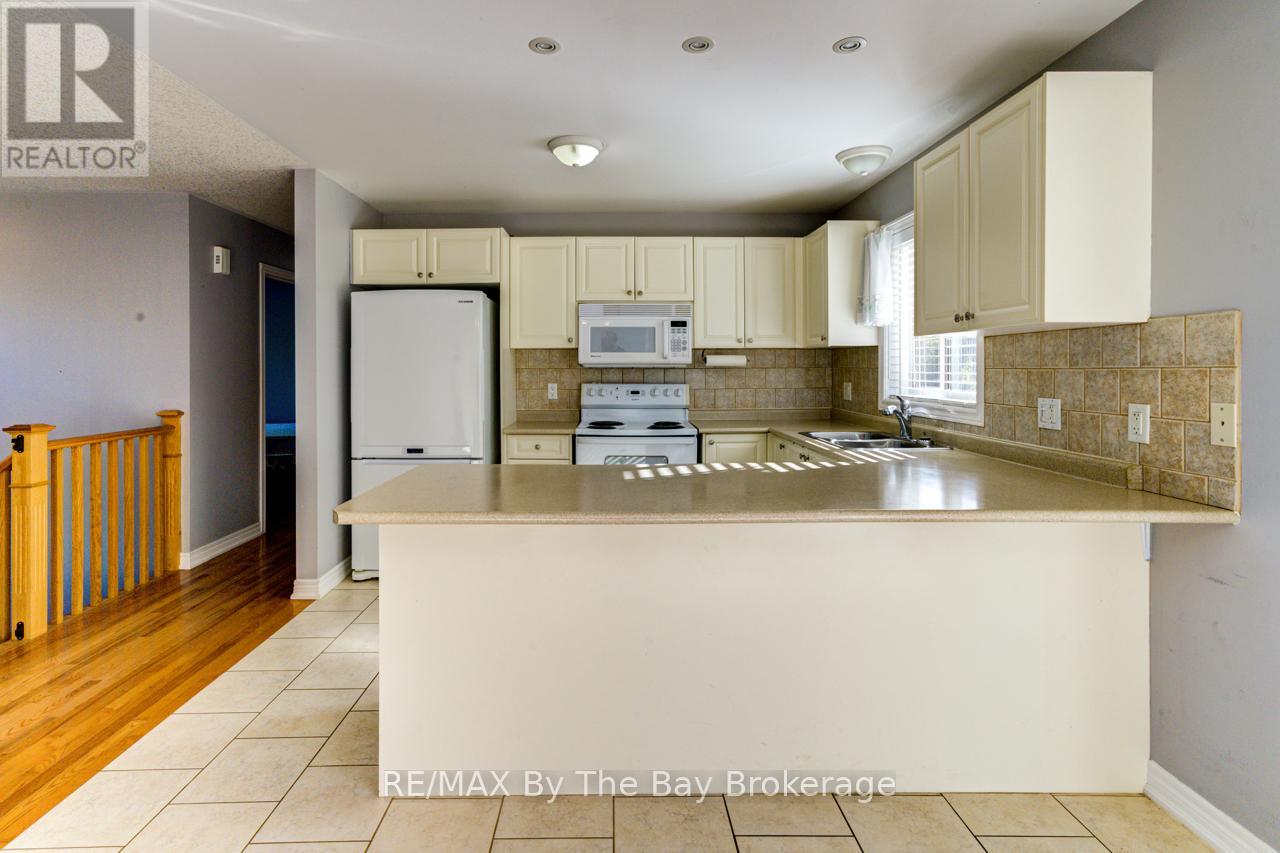 45 William Avenue, Wasaga Beach, Ontario  L9Z 2X3 - Photo 11 - S12869728