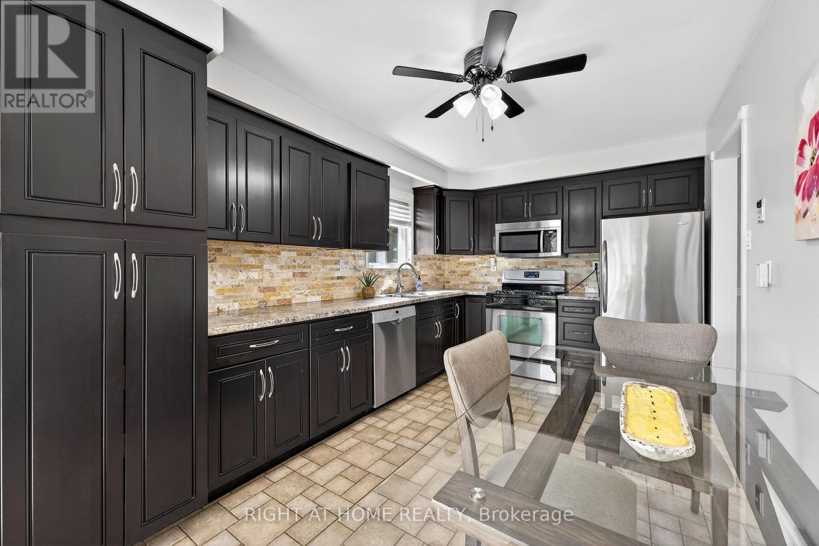 24 Milverton Close, Hamilton, Ontario  L0R 2H3 - Photo 4 - X12869798