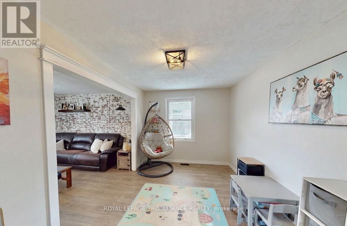 32 Mcnichol Avenue, Quinte West (Trenton Ward), Ontario  K8V 2R6 - Photo 3 - X12868346