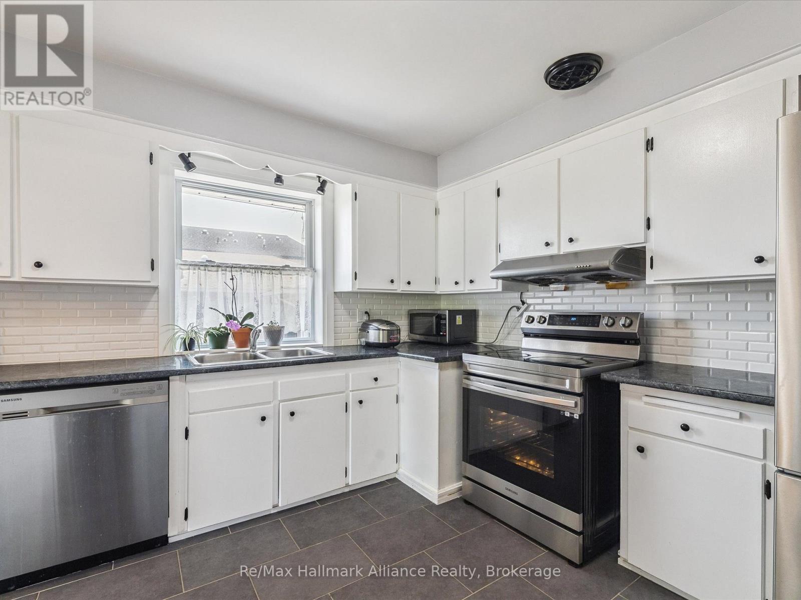 300 Burton Road, Oakville, Ontario  L6K 2K8 - Photo 11 - W12869942