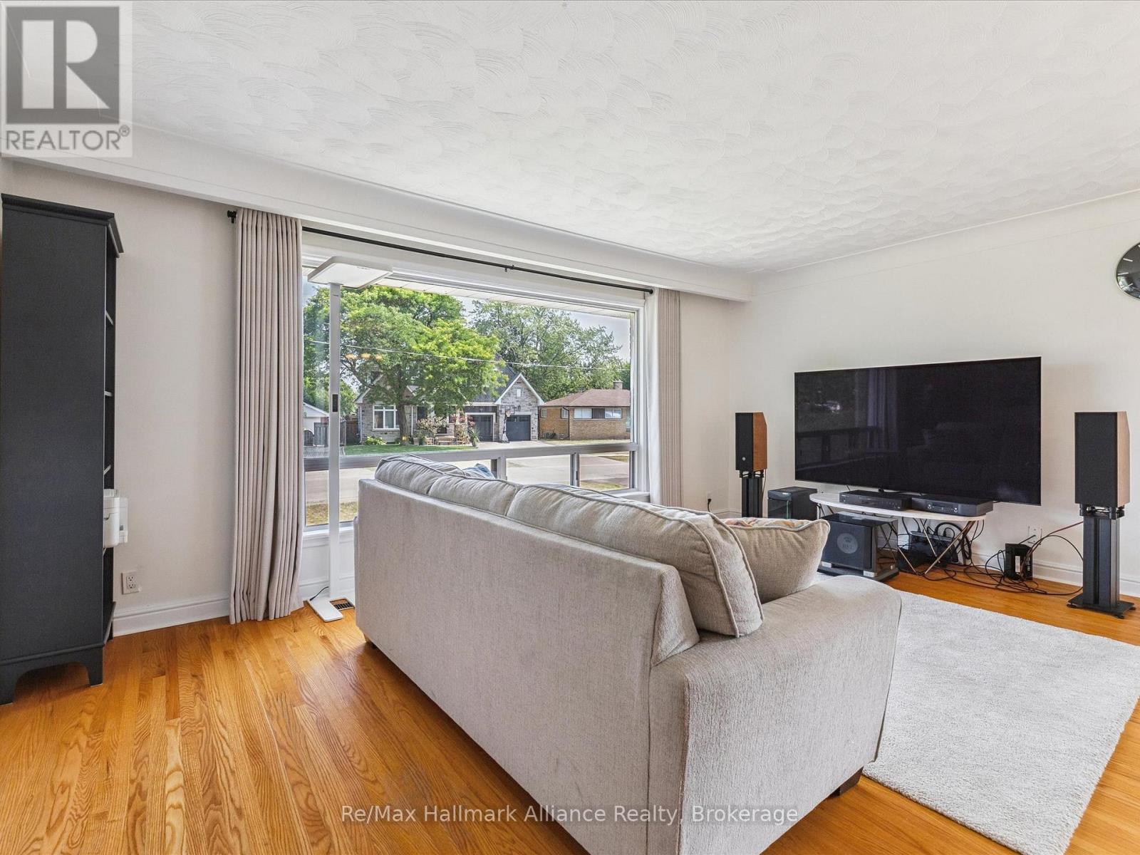 300 Burton Road, Oakville, Ontario  L6K 2K8 - Photo 4 - W12869942