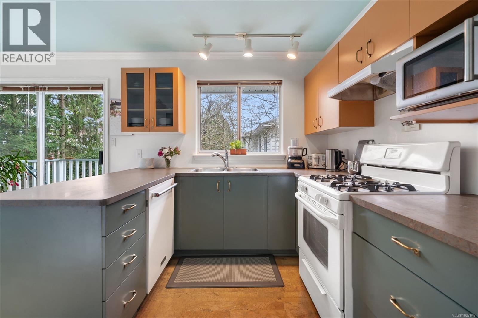 4 890 Admirals Rd, Esquimalt, British Columbia  V9A 2P1 - Photo 4 - 1027047