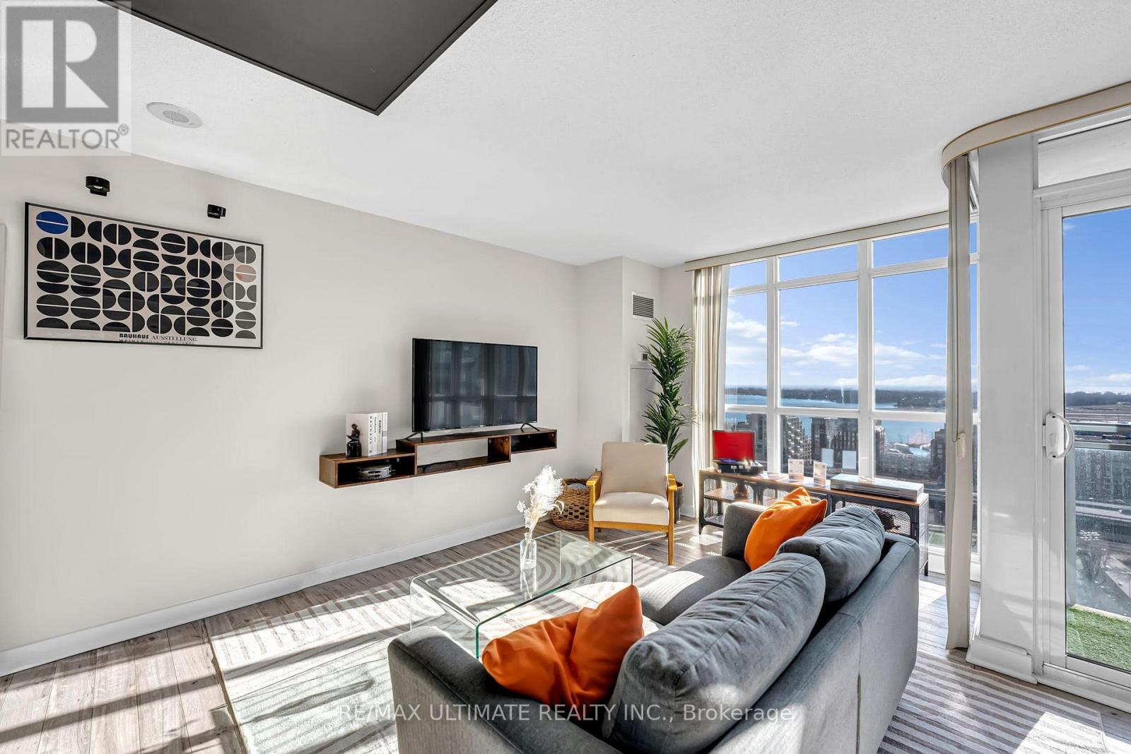 2109 - 15 Iceboat Terrace, Toronto, Ontario  M5V 4A5 - Photo 3 - C12870098