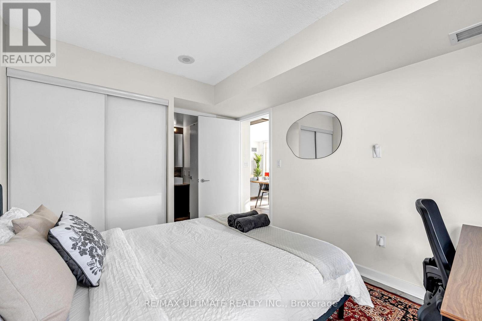 2109 - 15 Iceboat Terrace, Toronto, Ontario  M5V 4A5 - Photo 5 - C12870098