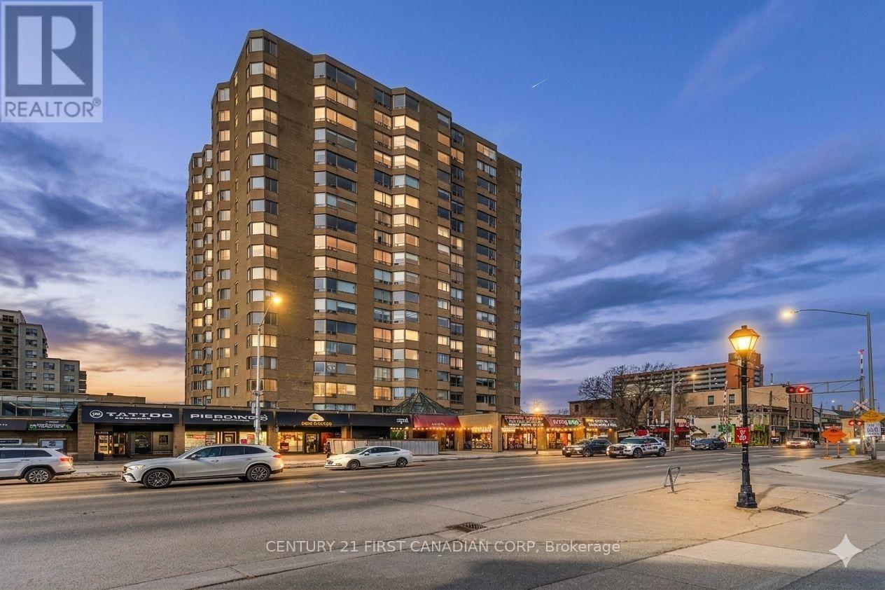 903 - 695 Richmond Street