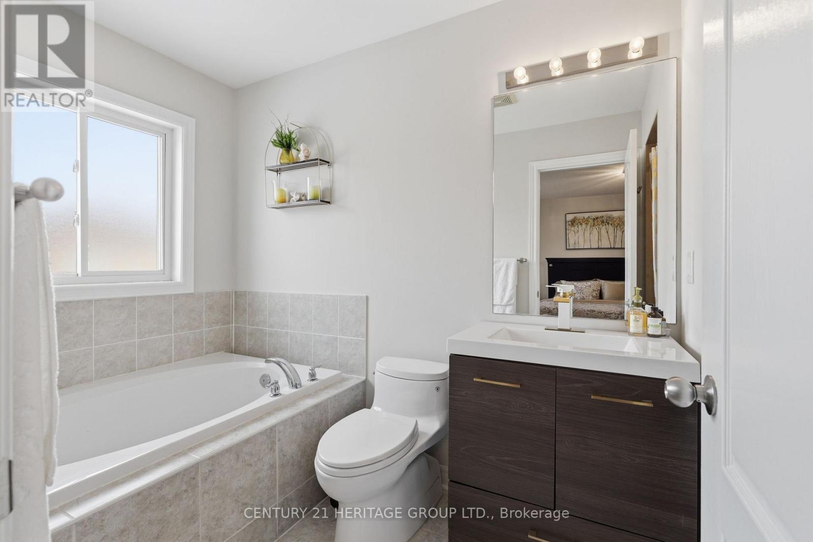 63 Four Seasons Crescent, Newmarket (Woodland Hill), Ontario  L9N 0C4 - Photo 14 - N12869998