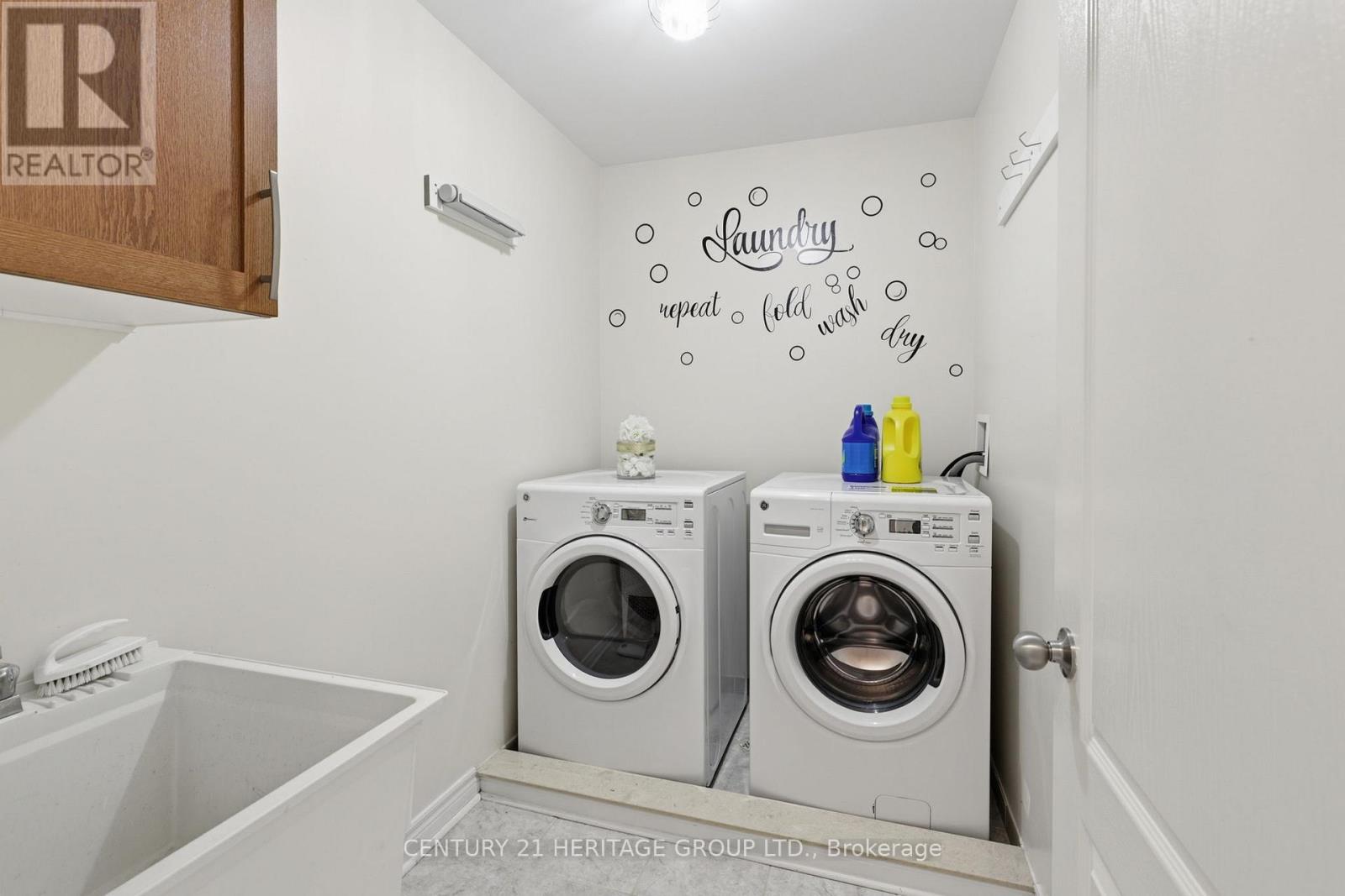 63 Four Seasons Crescent, Newmarket (Woodland Hill), Ontario  L9N 0C4 - Photo 17 - N12869998