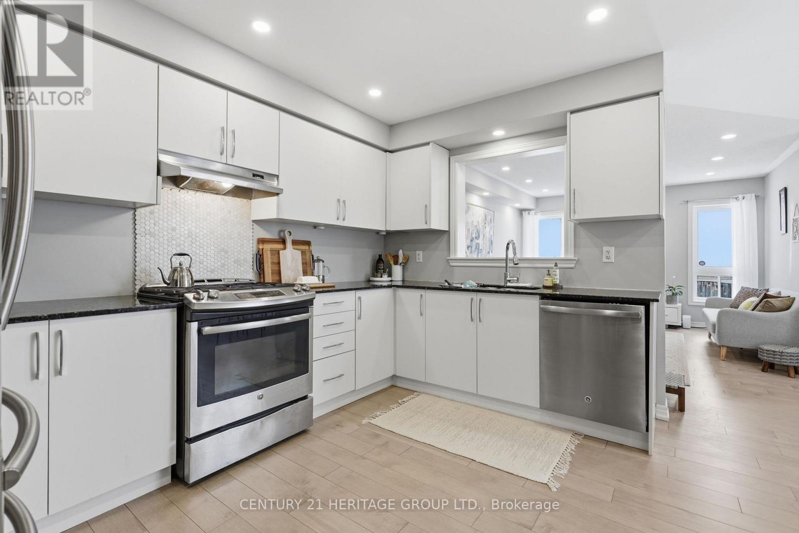 63 Four Seasons Crescent, Newmarket (Woodland Hill), Ontario  L9N 0C4 - Photo 5 - N12869998