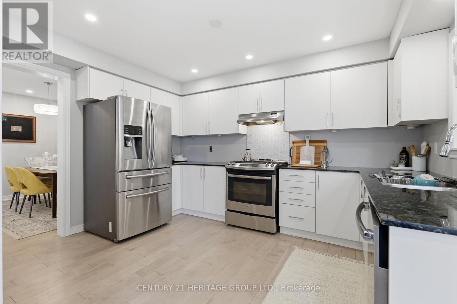 63 Four Seasons Crescent, Newmarket (Woodland Hill), Ontario  L9N 0C4 - Photo 6 - N12869998