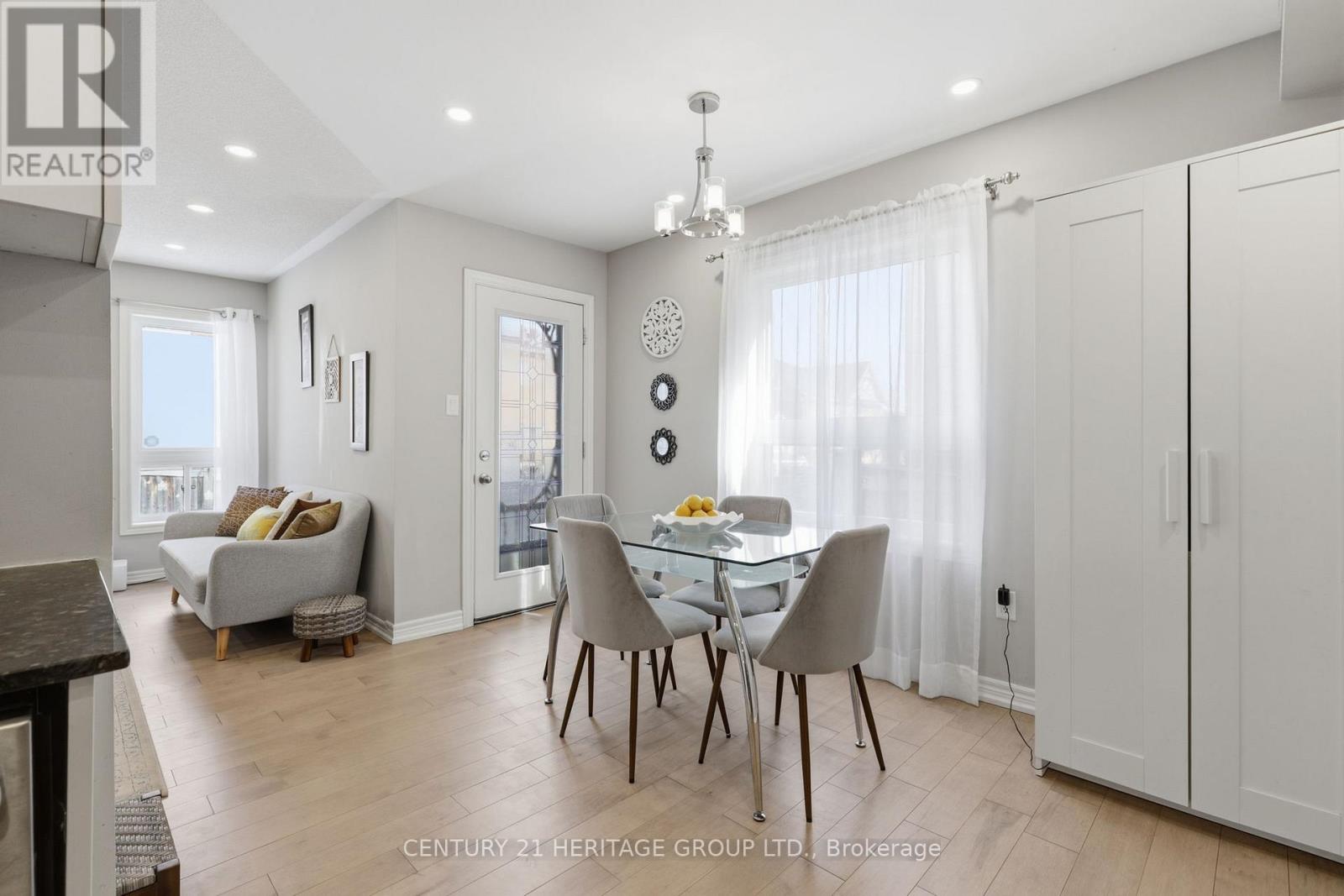 63 Four Seasons Crescent, Newmarket (Woodland Hill), Ontario  L9N 0C4 - Photo 7 - N12869998