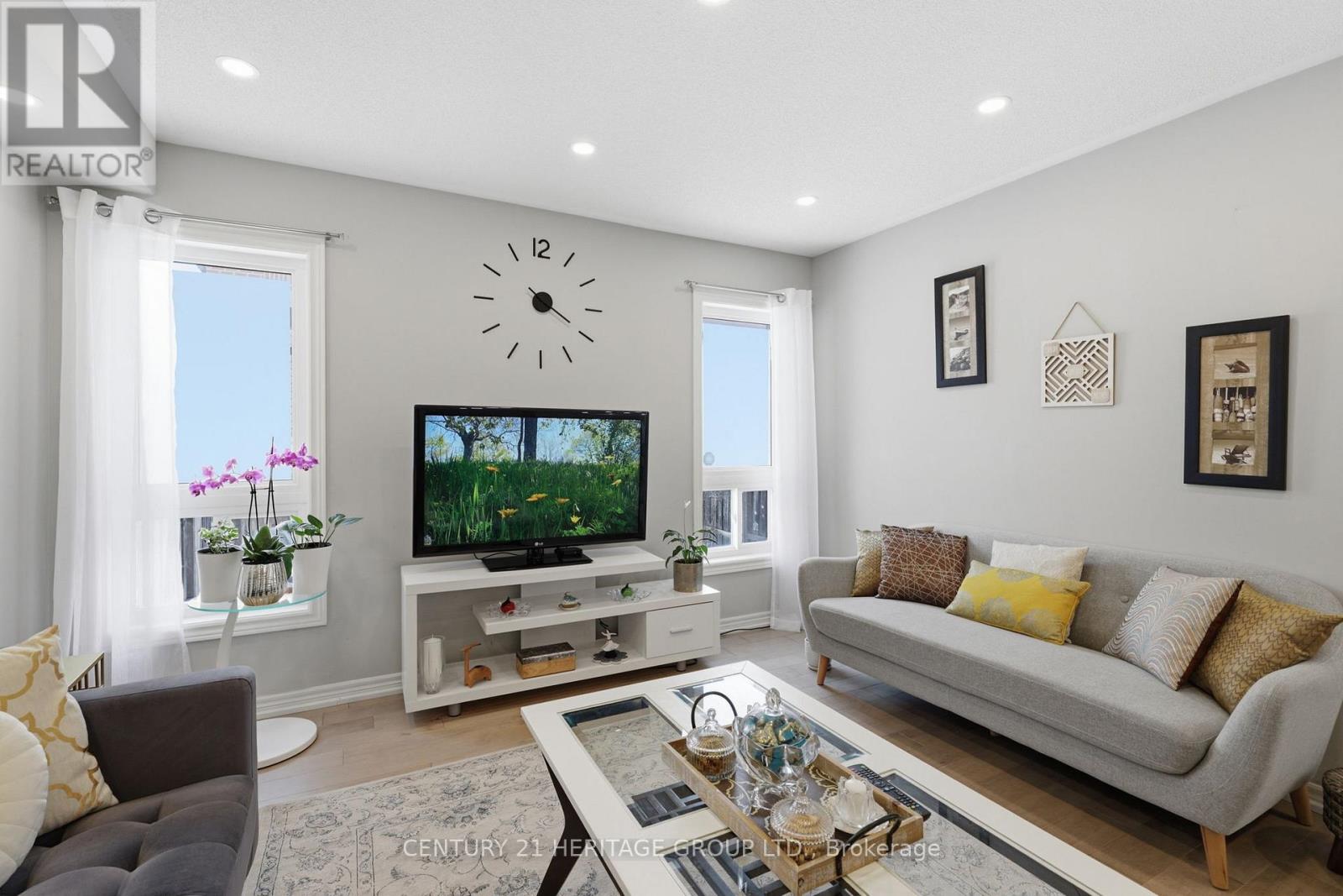 63 Four Seasons Crescent, Newmarket (Woodland Hill), Ontario  L9N 0C4 - Photo 9 - N12869998