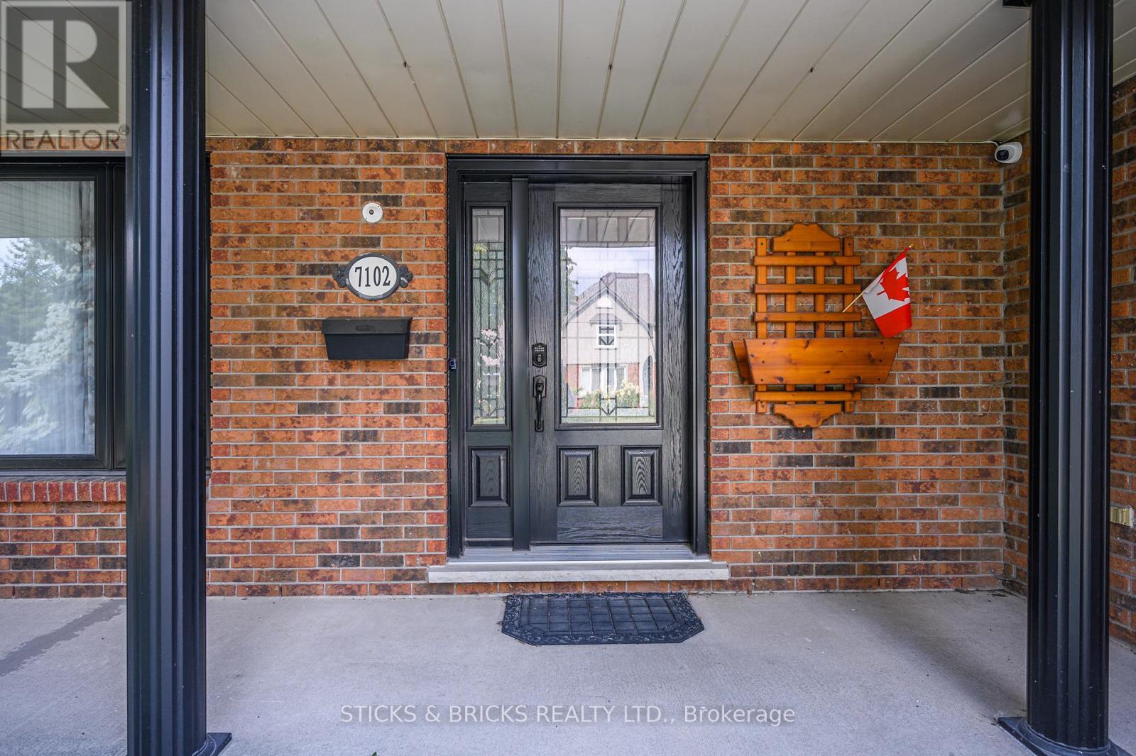 7102 Burbank Crescent, Niagara Falls, Ontario  L2J 4E7 - Photo 2 - X12869892