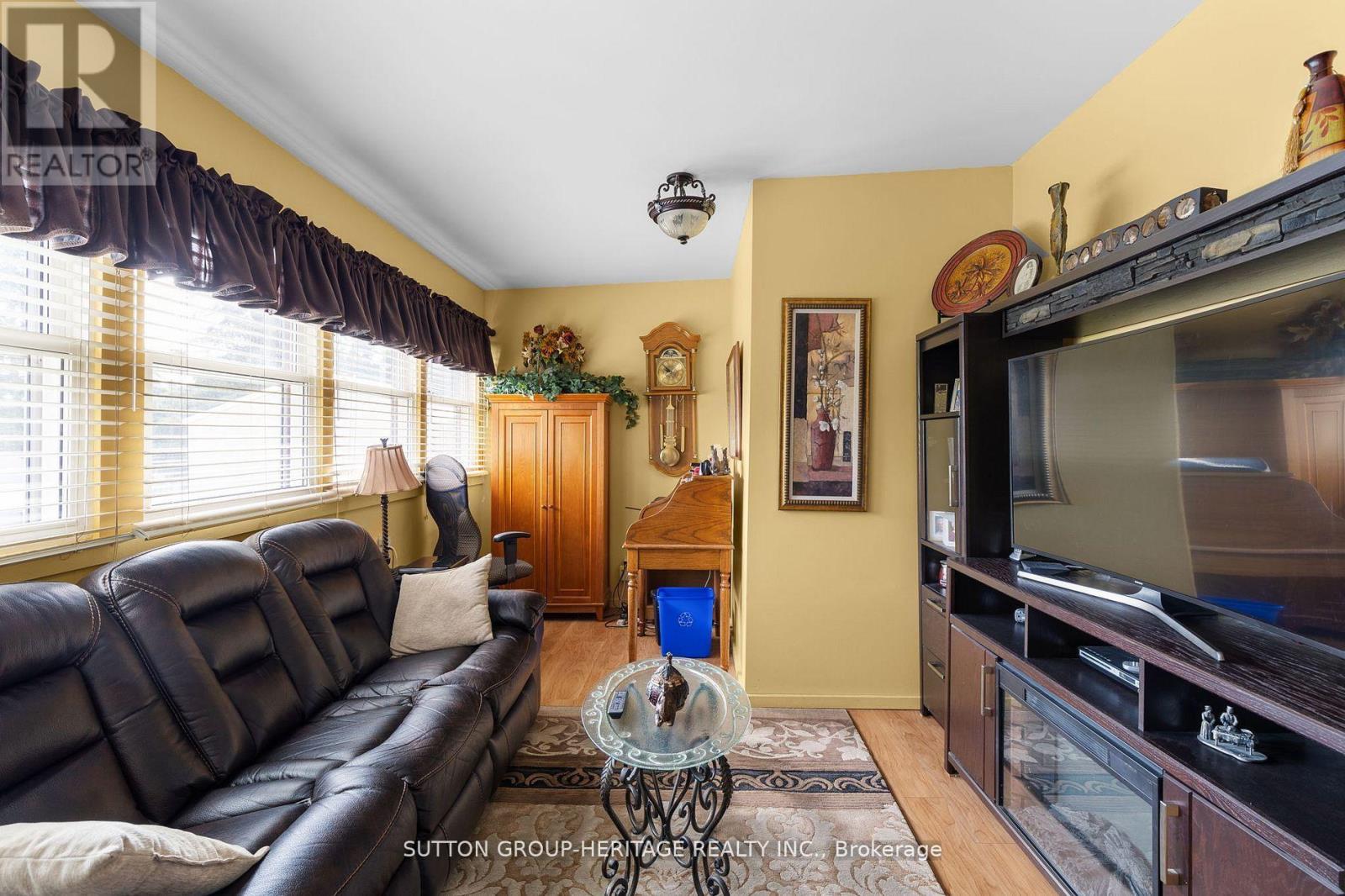 29 Cameron Drive, Oro-Medonte, Ontario  L0L 1T0 - Photo 15 - S12869916