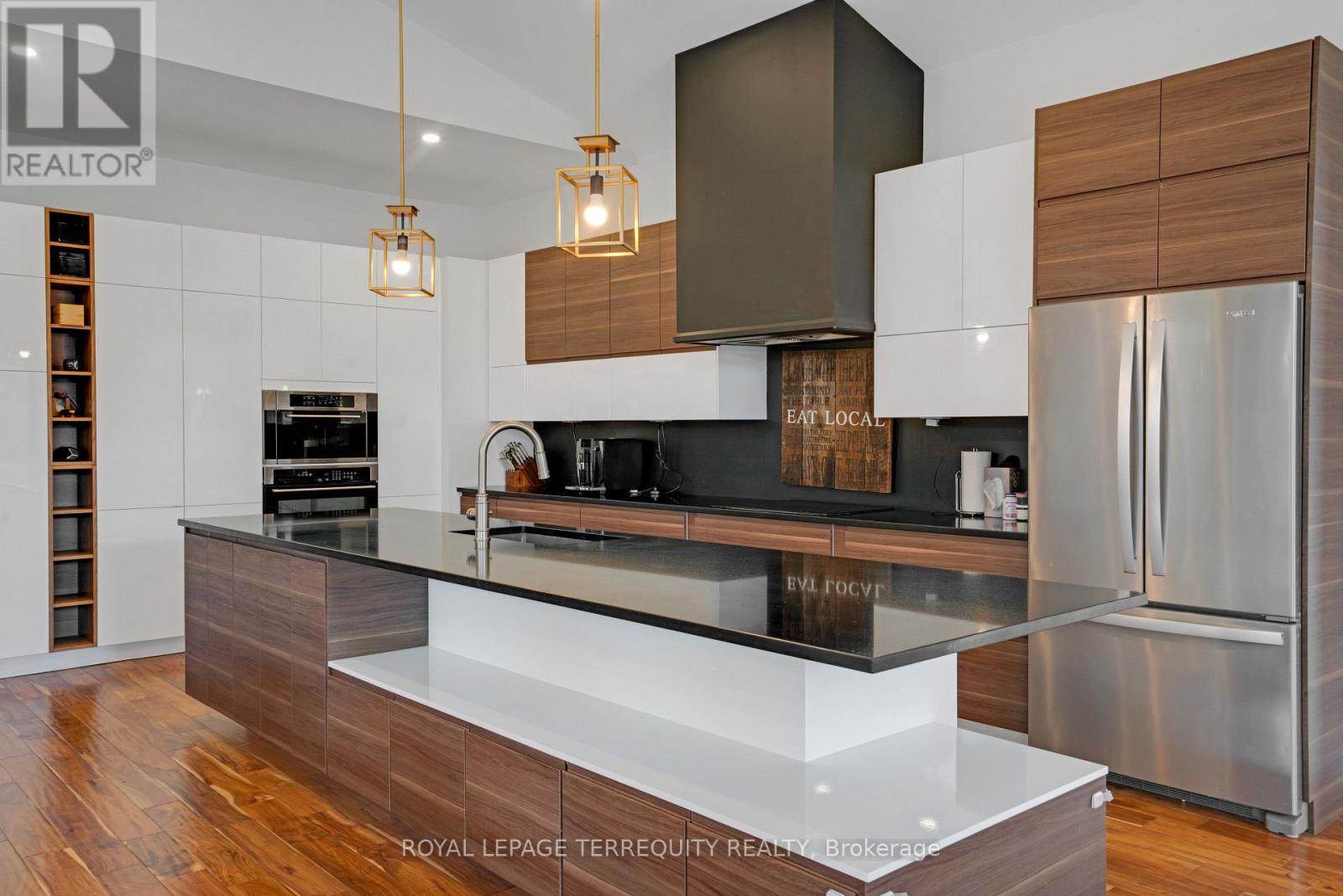 716 North Shore Boulevard E, Burlington, Ontario  L7T 1X6 - Photo 5 - W12820564