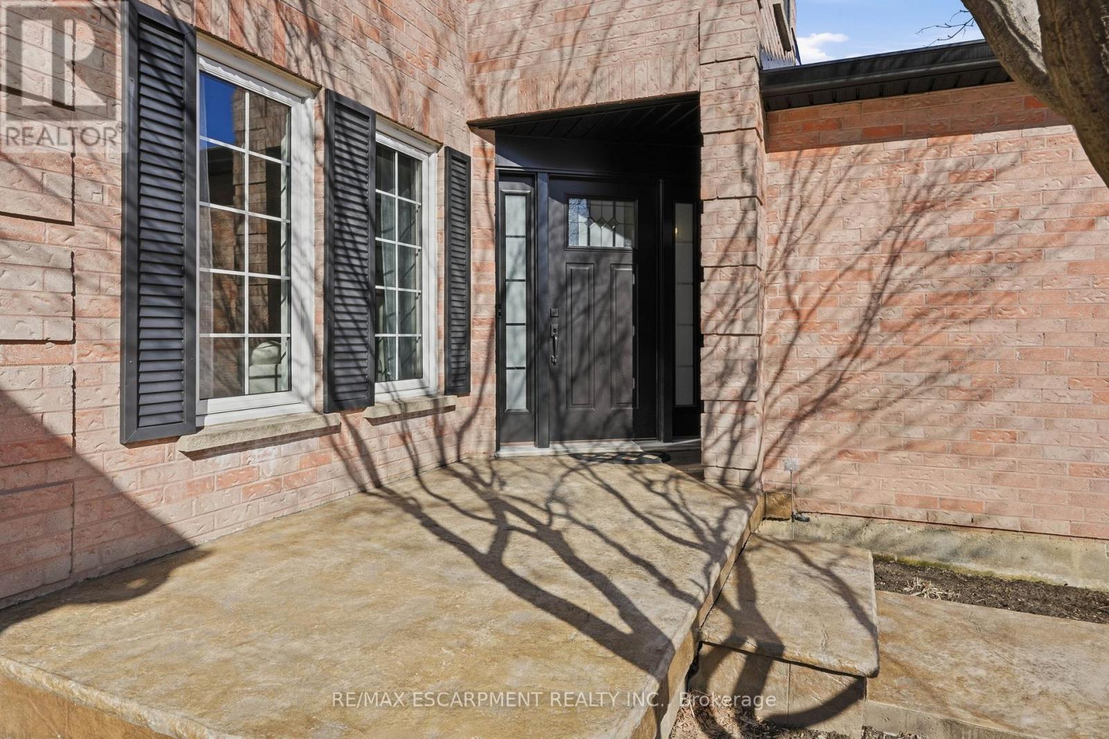 2443 Newport Street, Burlington, Ontario  L7M 3Y1 - Photo 3 - W12869920