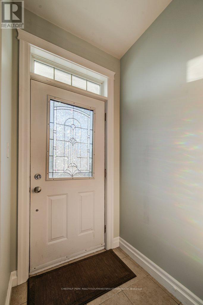 201 - 555 King Street E, Kitchener, Ontario  N2G 2L9 - Photo 3 - X12869910