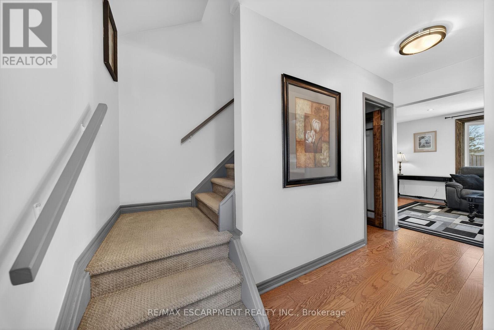 211 Birchcliffe Crescent, Hamilton, Ontario  L8T 4L1 - Photo 6 - X12870010