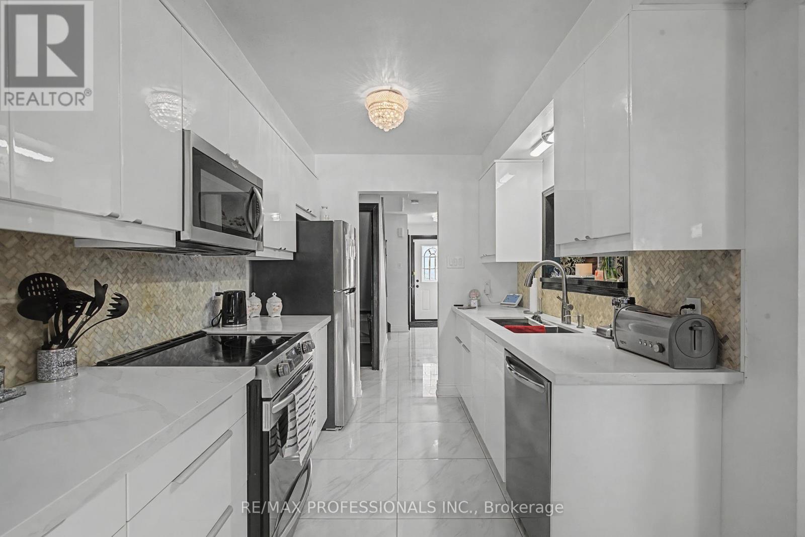 180 Royal Salisbury Way, Brampton, Ontario  L6V 3J9 - Photo 10 - W12822850