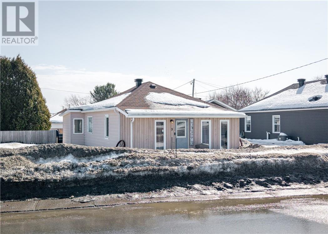 9 Longyear Road, Falconbridge, Ontario  P0M 1S0 - Photo 1 - 2126710