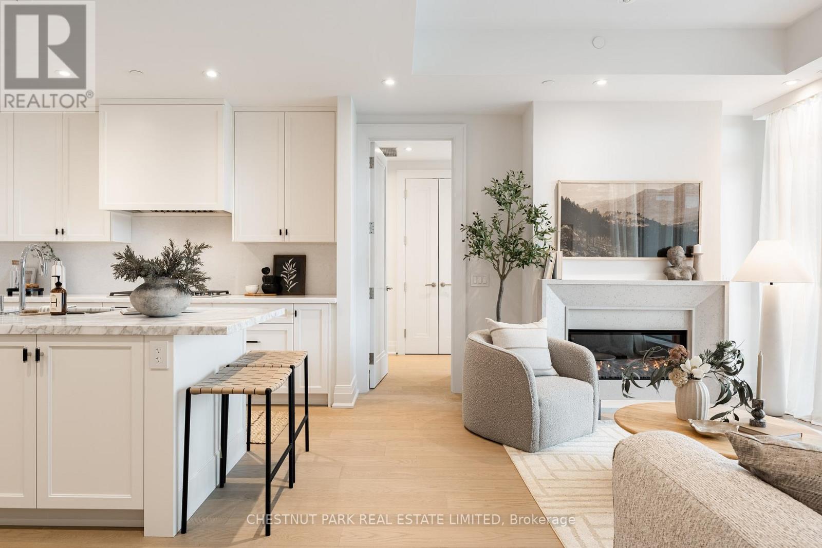 <div class="slider-price">$2,859,000</div><p>501 - 10 Prince Arthur Avenue, Toronto, Ontario</p>