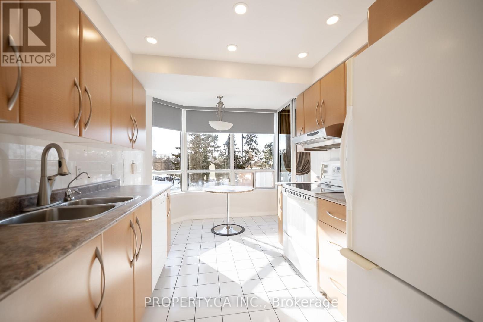 201 - 1121 Steeles Avenue W, Toronto (Westminster-Branson), Ontario  M2R 3W7 - Photo 11 - C12870246