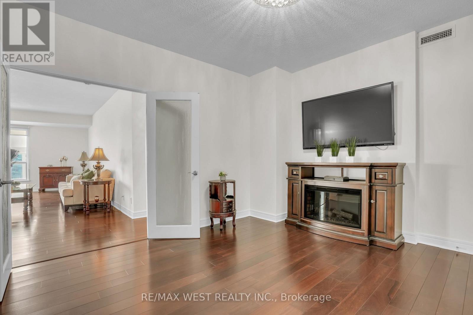 Ph1 1 - 2 Toronto Street, Barrie (City Centre), Ontario  L4N 9R2 - Photo 14 - S12870254