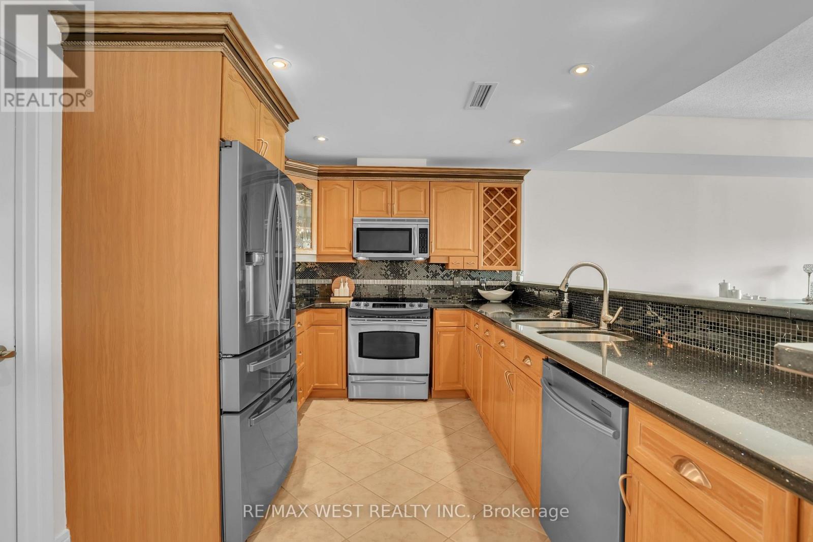 Ph1 1 - 2 Toronto Street, Barrie (City Centre), Ontario  L4N 9R2 - Photo 2 - S12870254