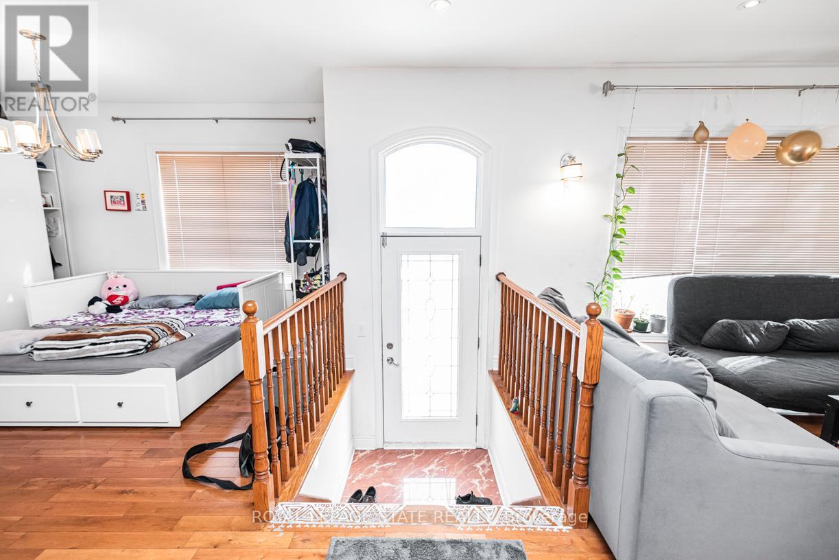 6 Griggsden Avenue, Toronto (Humber Heights), Ontario  M9P 2Z5 - Photo 11 - W12870184