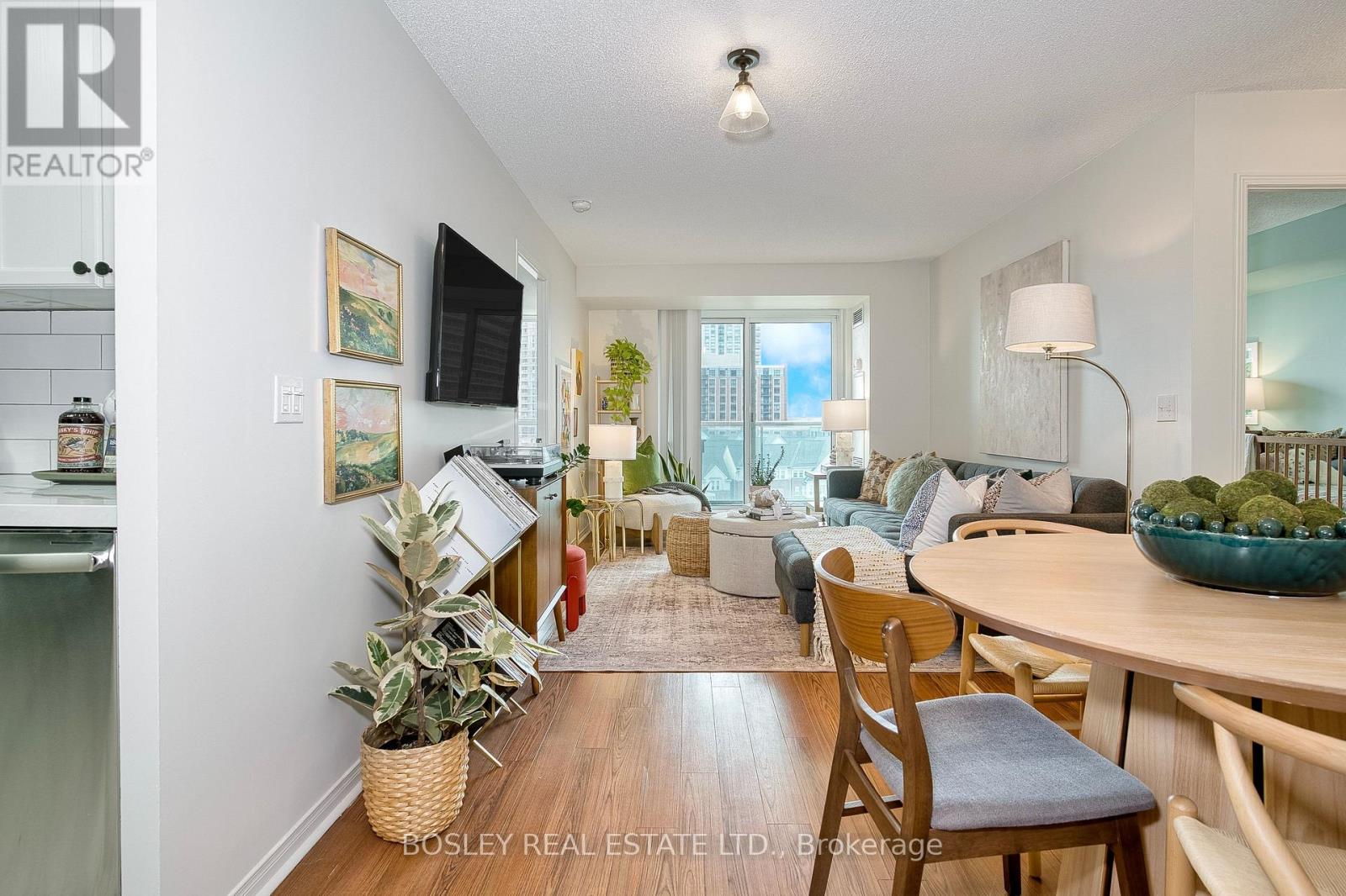 706 - 17 Michael Power Place, Toronto, Ontario  M9A 5G5 - Photo 3 - W12870188