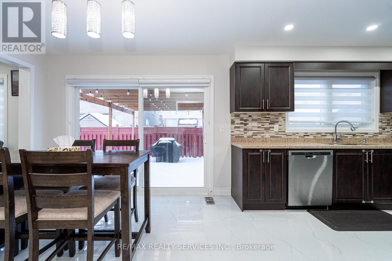 10 Penn Drive, Brampton (Fletcher's Meadow), Ontario  L7A 1N8 - Photo 12 - W12870210