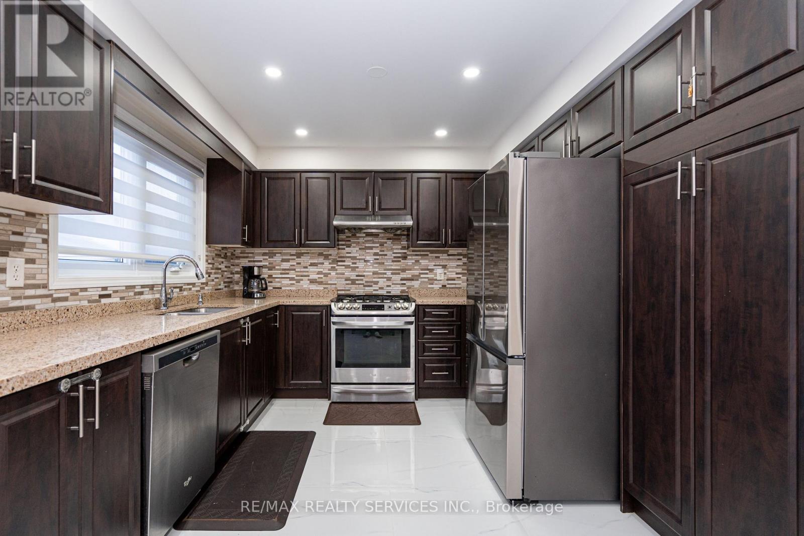 10 Penn Drive, Brampton (Fletcher's Meadow), Ontario  L7A 1N8 - Photo 13 - W12870210