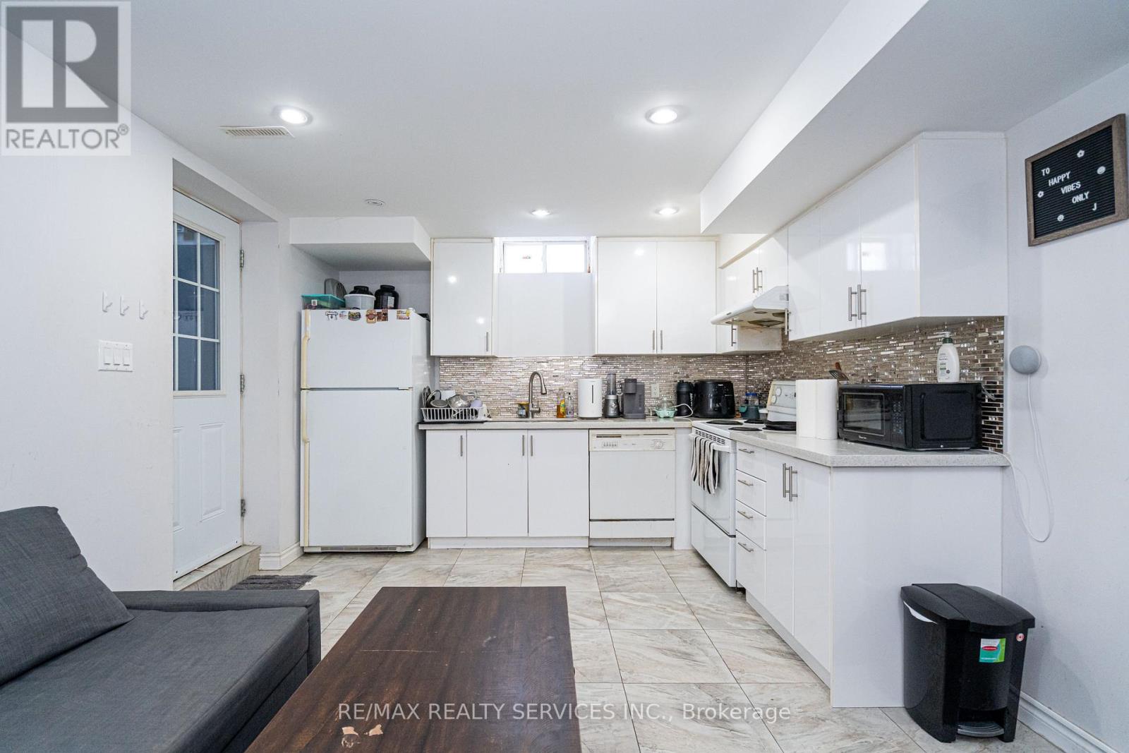 10 Penn Drive, Brampton (Fletcher's Meadow), Ontario  L7A 1N8 - Photo 43 - W12870210