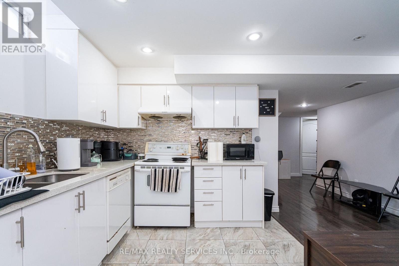 10 Penn Drive, Brampton (Fletcher's Meadow), Ontario  L7A 1N8 - Photo 44 - W12870210