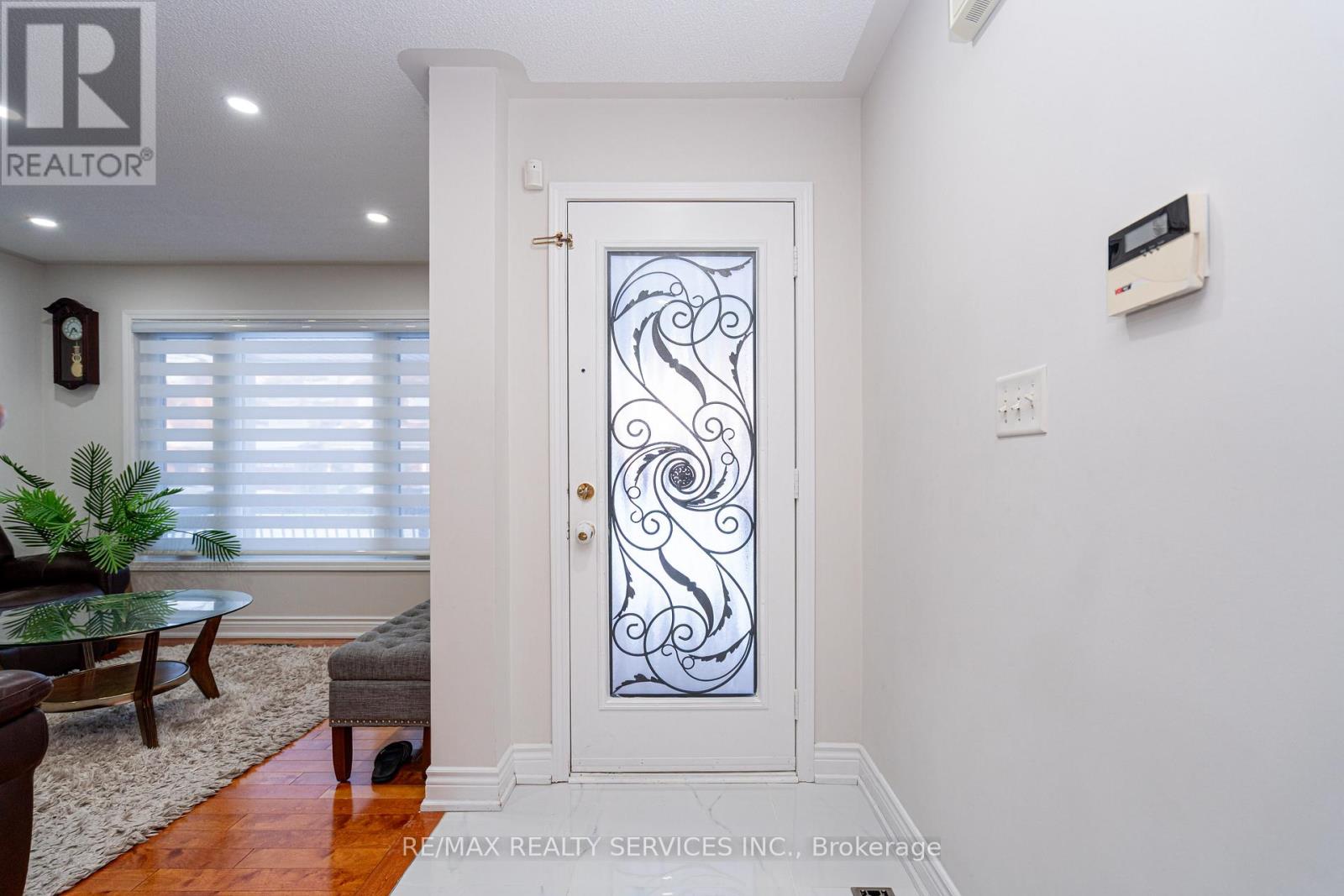 10 Penn Drive, Brampton (Fletcher's Meadow), Ontario  L7A 1N8 - Photo 6 - W12870210