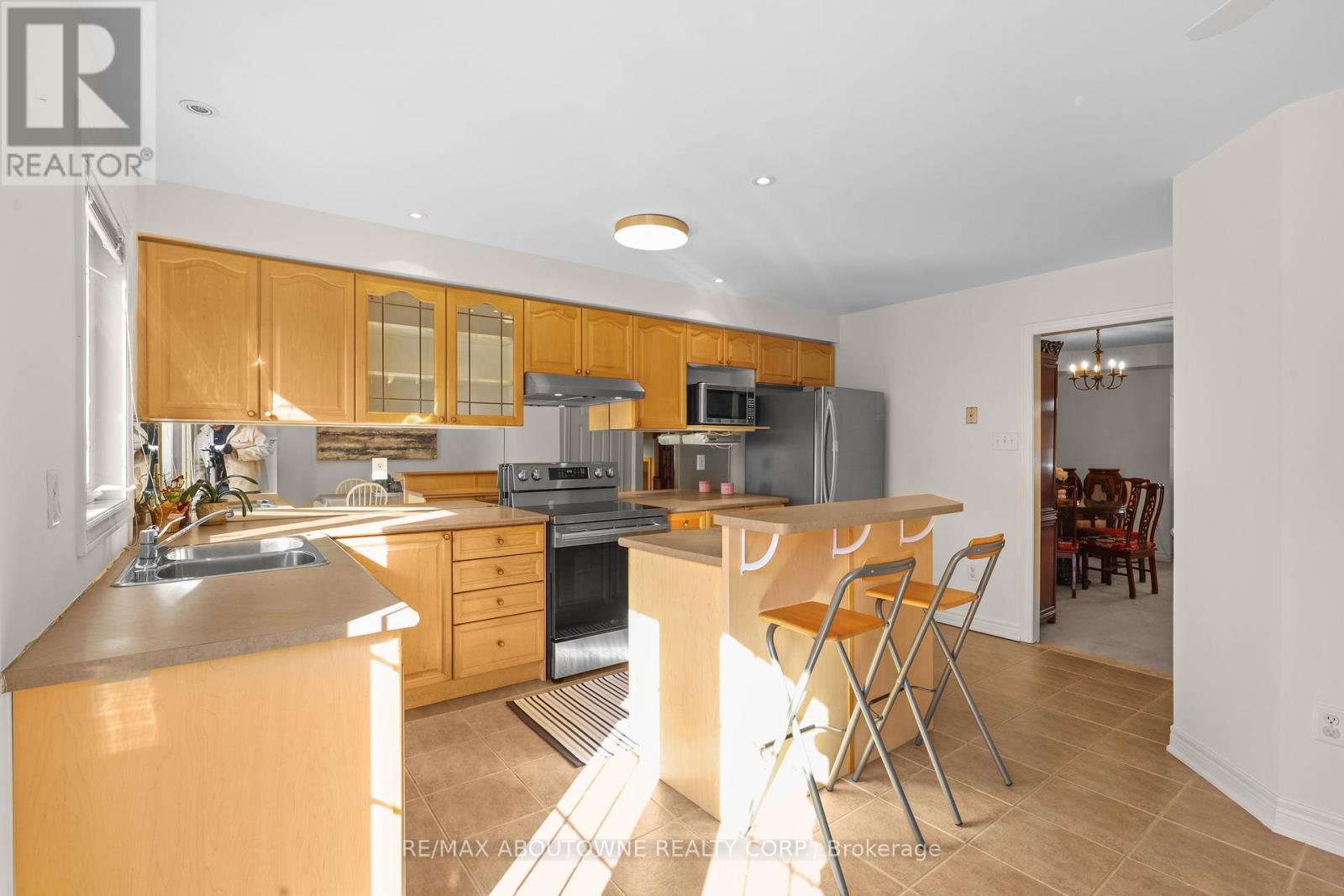 148 Littlewood Drive, Oakville (Ro River Oaks), Ontario  L6H 6T7 - Photo 12 - W12870294