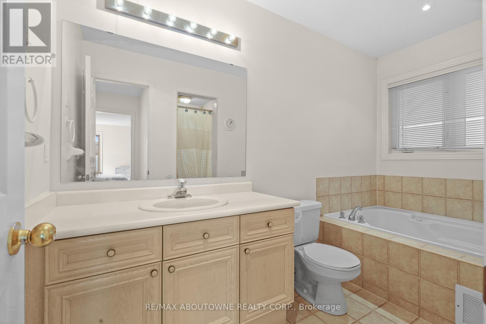 148 Littlewood Drive, Oakville (Ro River Oaks), Ontario  L6H 6T7 - Photo 31 - W12870294