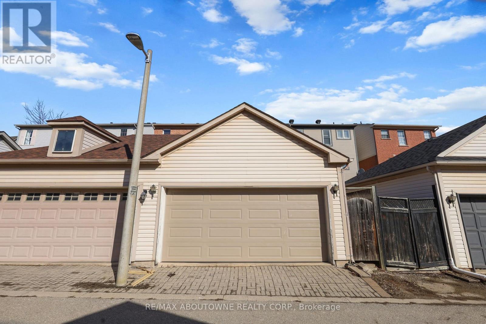 148 Littlewood Drive, Oakville (Ro River Oaks), Ontario  L6H 6T7 - Photo 37 - W12870294