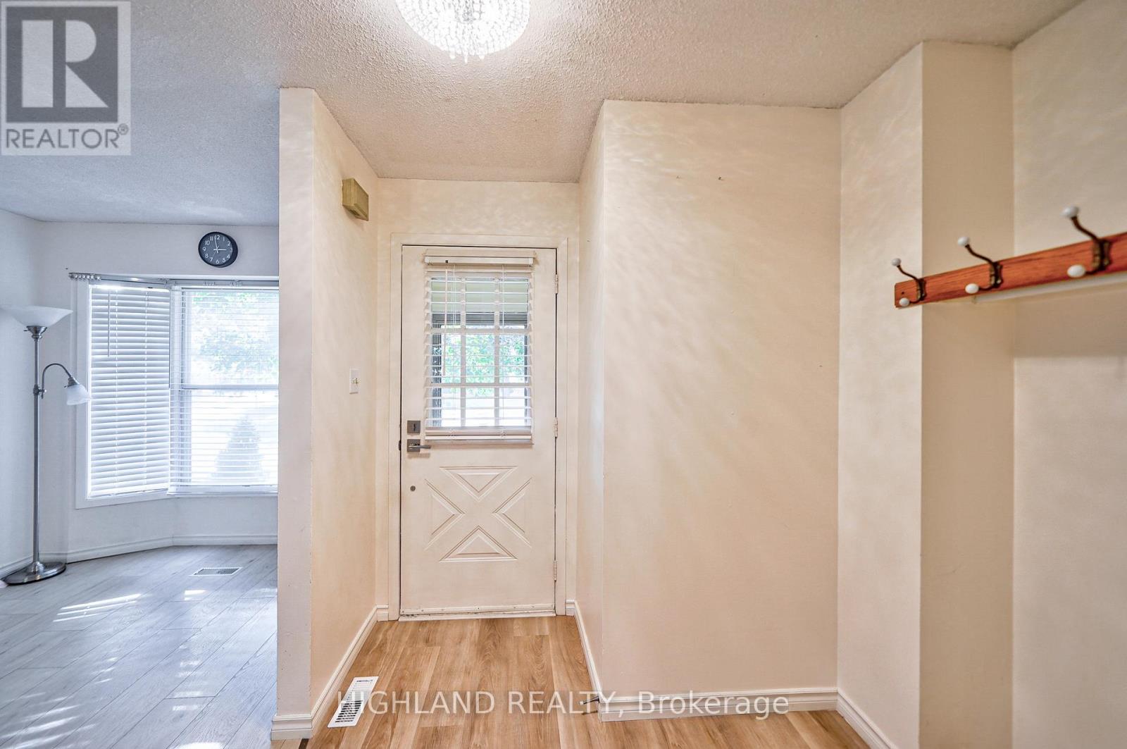 6455 Tisler Crescent, Mississauga (Meadowvale), Ontario  L5N 3G6 - Photo 3 - W12870316