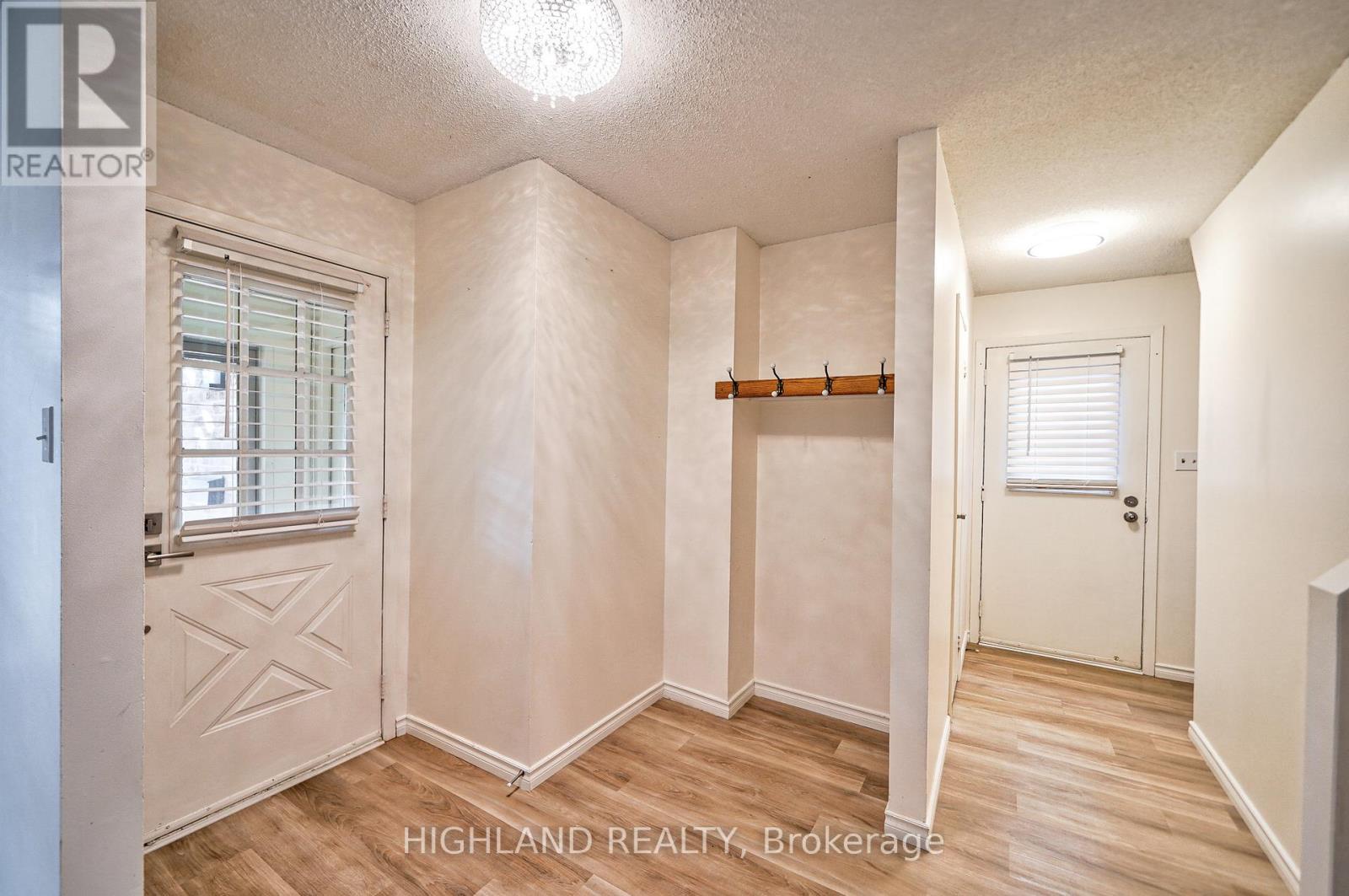 6455 Tisler Crescent, Mississauga (Meadowvale), Ontario  L5N 3G6 - Photo 4 - W12870316